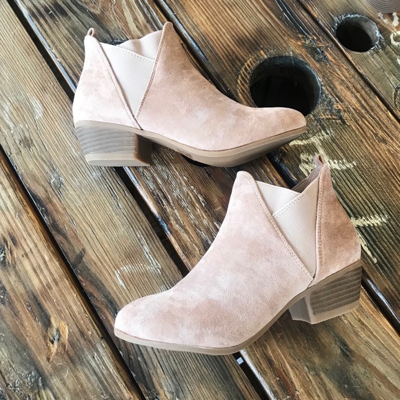 (Last one) Beige suede Bootie - Picture 2 of 4